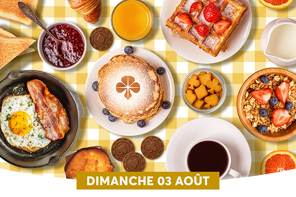 Un petit-djeuner vari avec ptisseries, fruits, uf au bacon, jus, caf, et confiture, sur une nappe  carreaux jaunes.