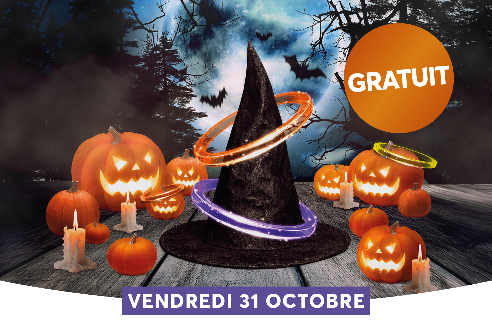 Limage montre une scne dHalloween avec des citrouilles lumineuses sculptes et des bougies sur un plan en bois, entourant un chapeau de sorcire noir au centre. Des halos lumineux colors tournent autour du chapeau et des halos plasma ajoutent une touche magique  lensemble, dans un ciel nocturne sombre et une fort en arrire-plan. En haut  droite, un cercle orange porte le mot  GRATUIT , et en bas, une bannire violette affiche  VENDREDI 31 OCTOBRE .