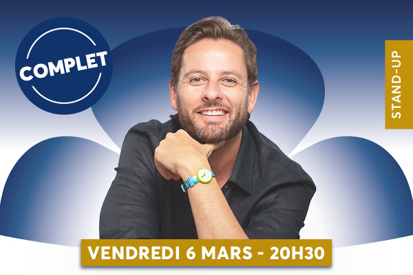 L�image montre un homme souriant, assis avec le bras pos� sur le genou et une montre bleue au poignet dans un d�cor graphique bleu et blanc. Un style affiche et banni�re indique des informations �v�nementielles, sugg�rant une promotion ou une performance � venir.