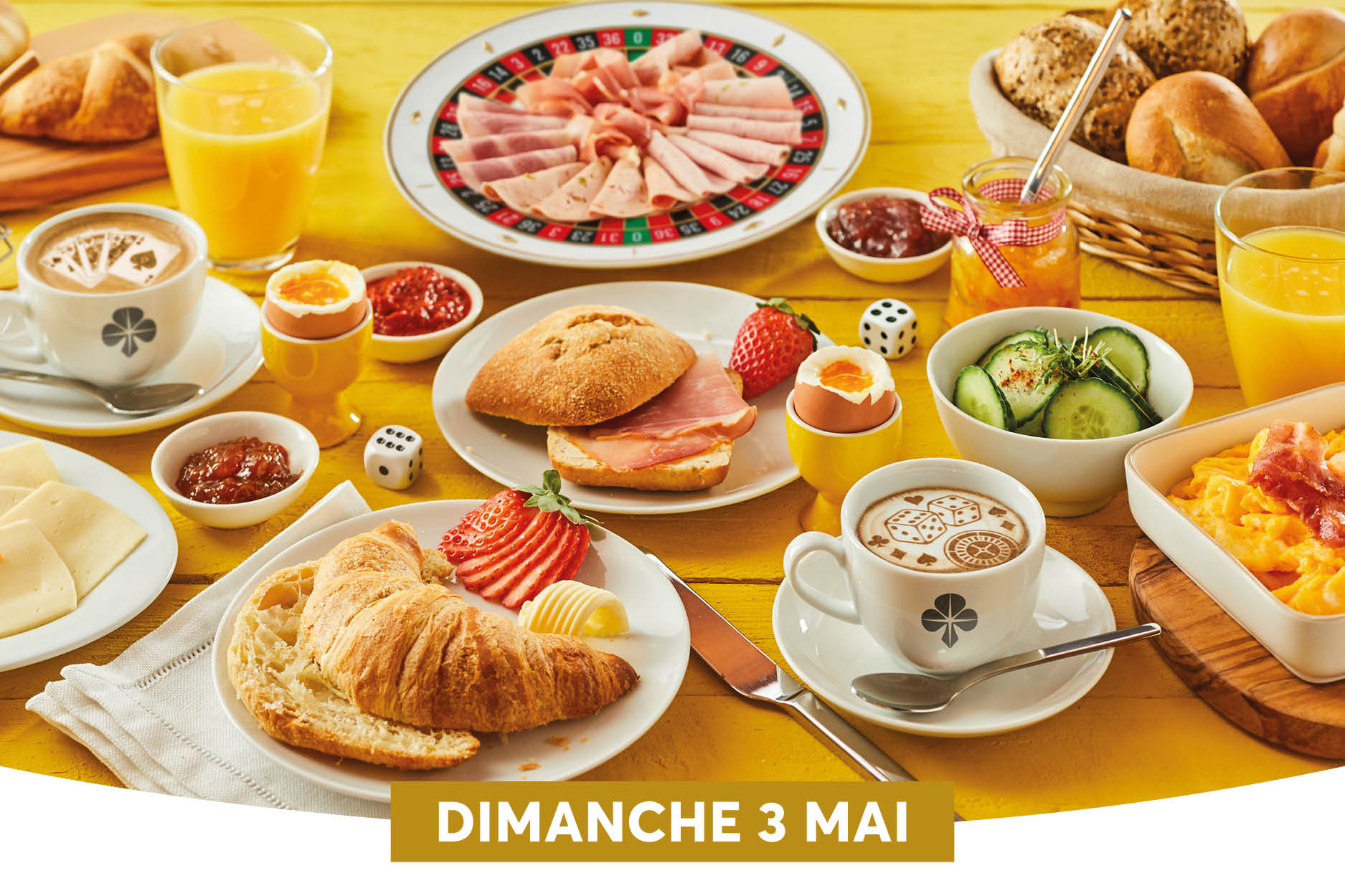 Sur une table de brunch lumineuse, on voit plusieurs plats et boissons : des assiettes garnies (croissant, jambon, fromage), un bol de fruits et des �ufs, ainsi que des verres de jus. Au centre, il y a aussi des �l�ments sal�s dispos�s en portions, avec une assiette de charcuterie et des mini accompagnements, tandis qu�� droite des bols de crudit�s et d��ufs au plat sont visibles. Un bandeau en bas de l�image indique �DIMANCHE 3 MAI�, donnant la date de l��v�nement.