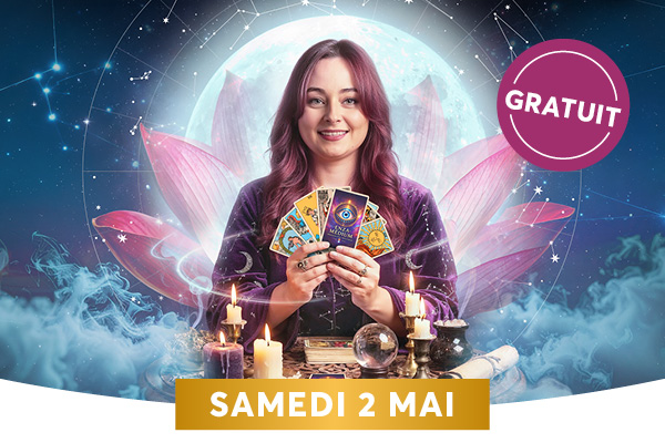 On voit une femme au centre, souriante, tenant des cartes de tarot dans une ambiance mystique avec des bougies allum�es. L�image met en avant un d�cor f�erique (effets lumineux, forme d�ailes/�nergie, �toiles) qui �voque la voyance et le rituel. Un bandeau indique la date � SAMEDI 2 MAI � et le texte � GRATUIT �.