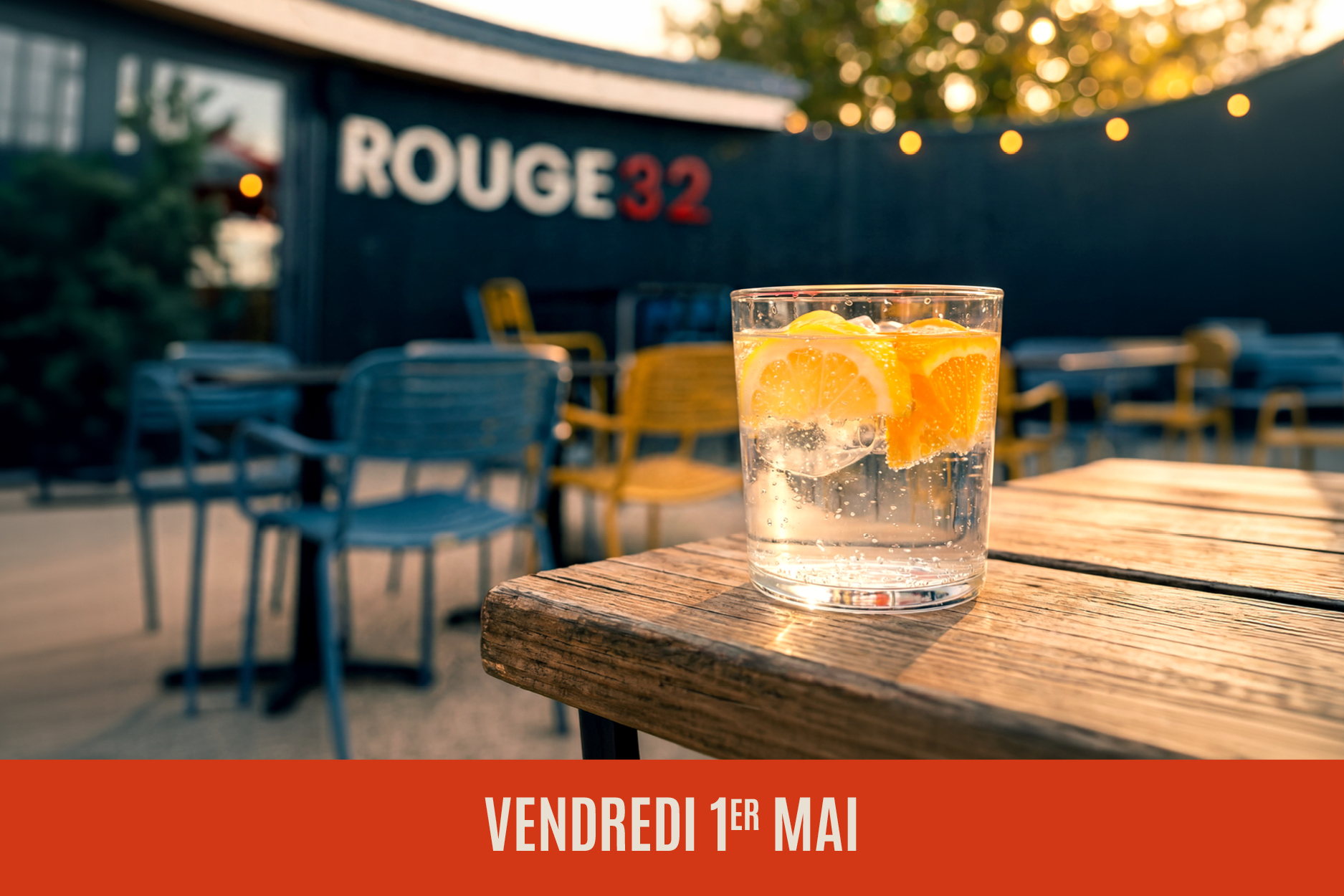 On voit une terrasse en ext�rieur au coucher du soleil, avec une boisson glac�e dans un verre pos� sur une table en bois, et un d�cor festif en arri�re-plan (guirlandes lumineuses). En haut, on distingue un panneau indiquant �ROUGE 32�, et le visuel affiche la date �VENDREDI 1er MAI�.