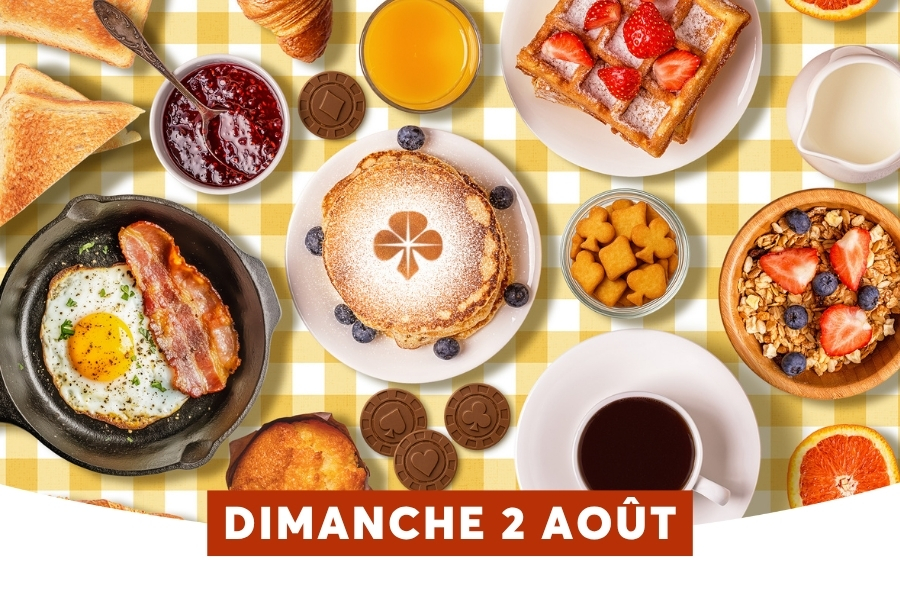 L'image pr�sente un g�n�reux brunch dominical avec une vari�t� d'aliments dispos�s sur une nappe � carreaux jaunes et blancs : pancakes, gaufres aux fraises, �uf au plat avec bacon, granola aux fruits rouges, toasts, confiture, jus d'orange et caf�. En bas de l'image, un bandeau indique 