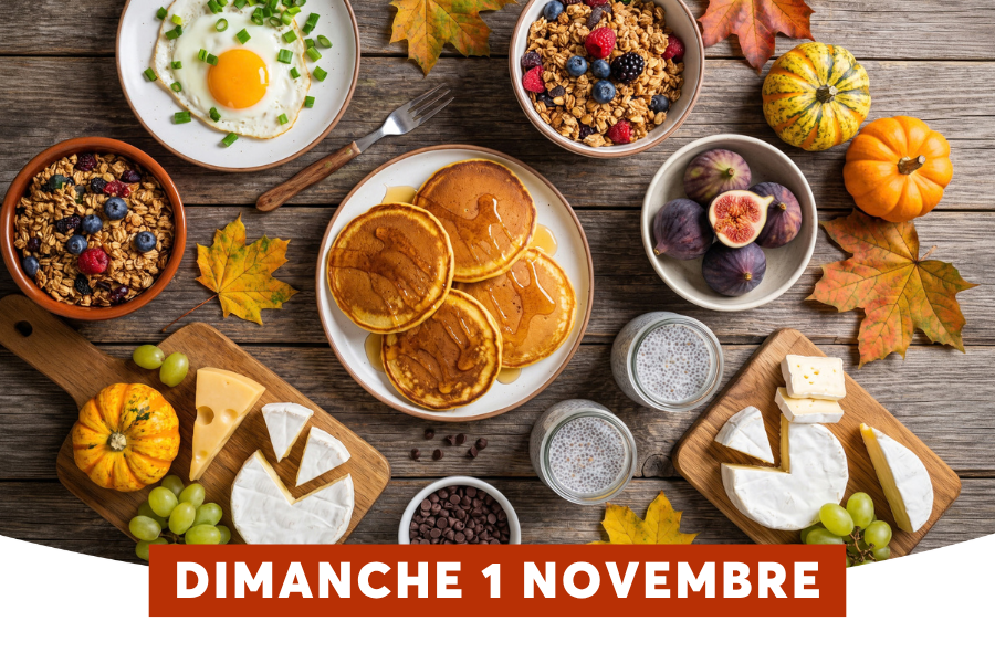 Une table en bois est dress�e pour un brunch d'automne, r�unissant pancakes napp�s de sirop, �uf au plat, granola aux fruits rouges, fromages, figues, raisins et puddings de chia. Des feuilles color�es et de petites citrouilles d�corent l'ensemble, avec en bas un bandeau rouge portant la mention � DIMANCHE 1 NOVEMBRE �.