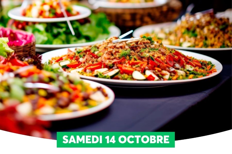 Un buffet de salades fra�ches et color�es est dress� sur une nappe sombre : au centre, un grand plat ovale de salade m�diterran�enne (tomates, concombre, carottes r�p�es, herbes) avec une pince de service, entour� d'autres plats de crudit�s.  Dans le coin inf�rieur gauche, une banderole verte annonce en lettres blanches � SAMEDI 14 OCTOBRE �.