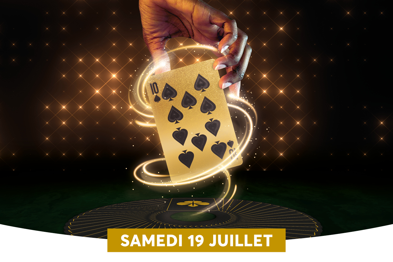L'image montre une scne magique ou mystrieuse, o une main tient une grande carte de jeu de poker (dix de pique) en suspend dans l'air. Autour de la carte, il y a des effets lumineux scintillants et des trails lumineux dors, donnant une impression de magie ou de manipulation illusionniste. En dessous, il y a une surface sombre sur laquelle repose un cercle de cartes de poker disposes en cercle, avec un symbole de direction ou un logo au centre. En bas de l'image, il y a un bandeau dor avec le texte 
