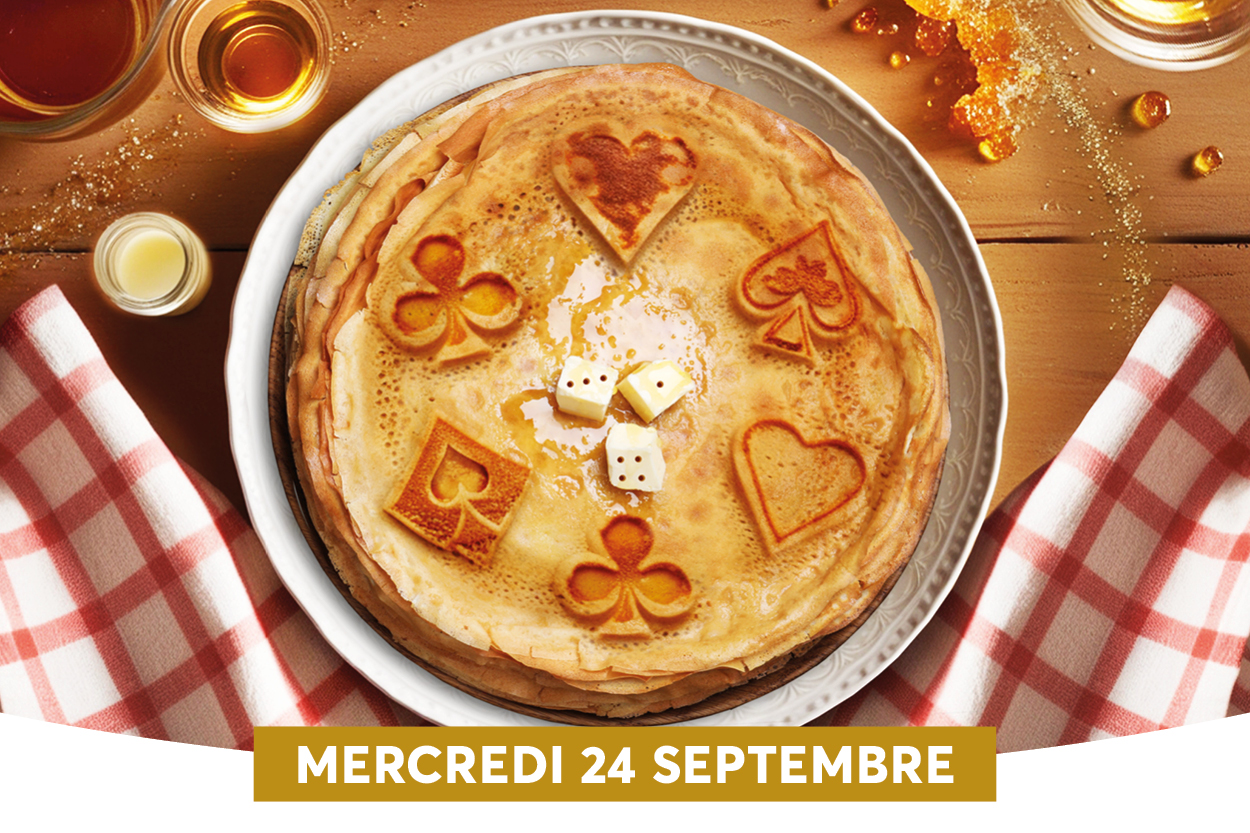 On voit une tarte dore dcore de dessins en forme de cartes de jeu sur une grande assiette blanche, avec des ds au centre. La table en bois est agrmente de nappes  carreaux rouge et blanc et de petits verres et clats dors autour de la tarte. En bas de limage, une bannire dore affiche le texte  MERCREDI 24 SEPTEMBRE .
