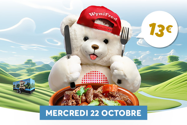 Un ours en peluche porte une casquette rouge et tient des couverts devant un plat savoureux. Le dcor champtre et les couleurs vives donnent une ambiance ludique et gourmande. Le prix affich est 13, avec la date  Mercredi 22 Octobre .