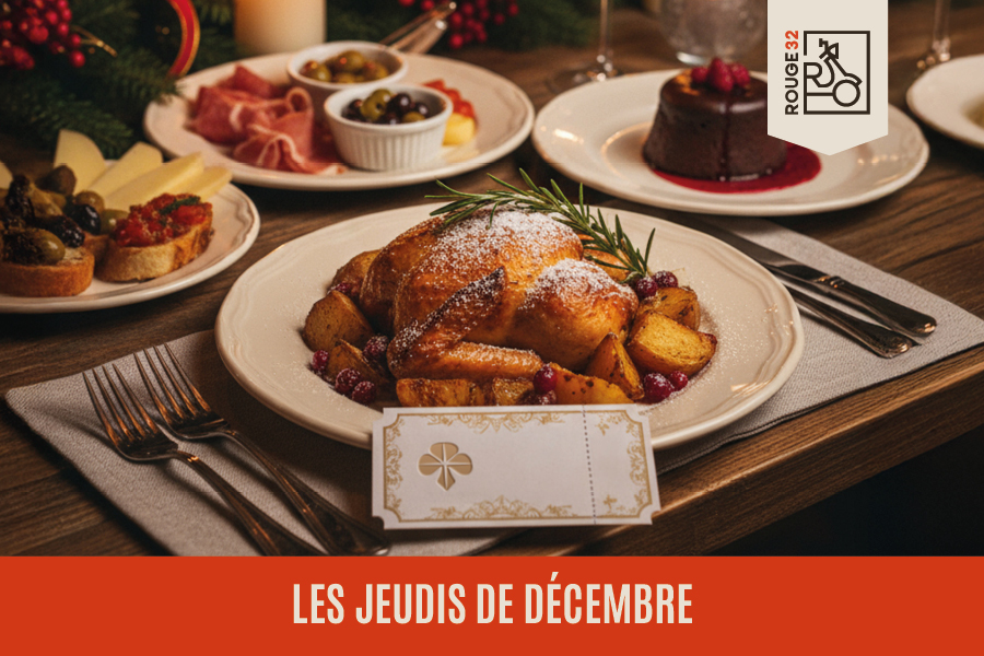 Un festin lgant est dress sur une table en bois, avec un plat principal de dinde et des pommes de terre rties entour de garnitures colores et de tout petits plats apritifs. Le cadre voque un dner festif, probablement de fin danne, avec une nappe sobre, des couverts bien aligns et une ambiance chaleureuse. En bas, une bande orange affiche le texte LES JEUDIS DE DCEMBRE, suggrant une promotion ou un vnement spcial dans le restaurant.