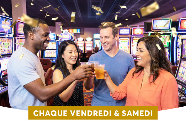 Quatre amis souriants portent des verres dans une salle de jeux remplie de machines � sous lumineuses, c�l�brant ensemble. Le texte en bas indique une activit� ou une promotion hebdomadaire les vendredis et samedis.