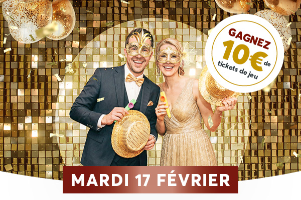 Un couple �l�gant en habits de soir�e porte des masques festifs et se tient sourire aux l�vres devant un fond d�cor� de mosa�ques dor�es, tenant chacun un accessoire de f�te. Le panneau en bas annonce �MARDI 17 F�VRIER� et un badge indique un cadeau de 10� de CDJ, sugg�rant une promotion ou une soir�e masqu�e.