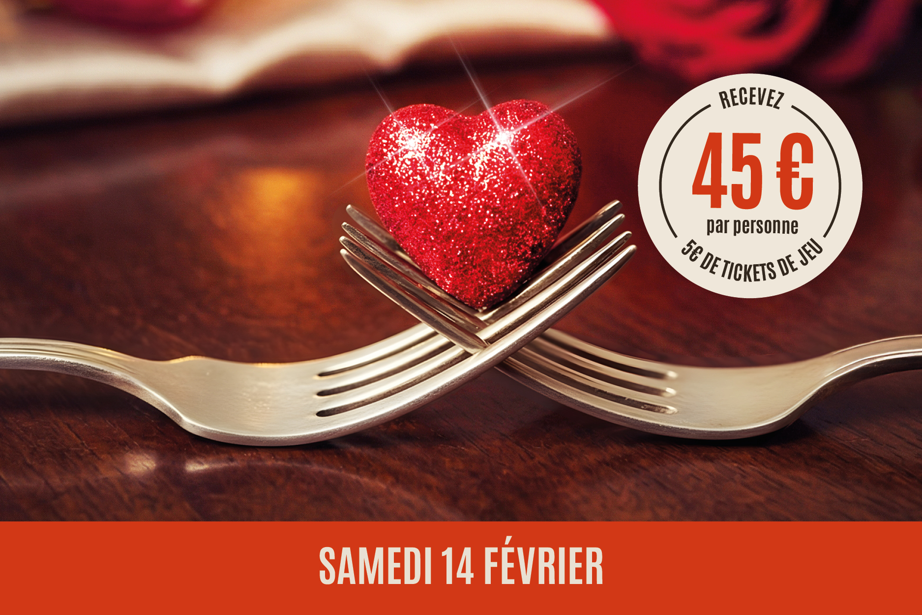 Un c�ur rouge brillant est d�licatement piqu� entre deux fourchettes crois�es sur une table en bois, �voquant une ambiance romantique et chaleureuse. Un badge affiche 
