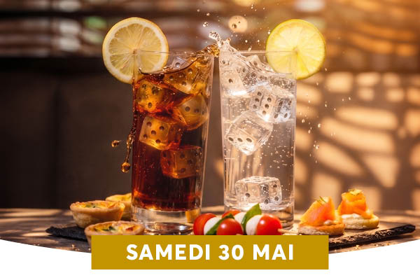 Deux grands verres � l'un rempli d'un soda fonc� et l'autre d'eau p�tillante � tr�nent au premier plan, avec des gla�ons en forme de d�s et des rondelles de citron, le tout baignant dans une ambiance tamis�e de bar. En contrebas, un assortiment d'amuse-bouches (petites quiches, brochettes tomate-mozza et toasts au saumon) compose un ap�ritif g�n�reux et chaleureux.