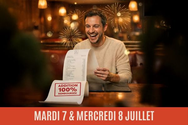Un homme en pull beige attabl� dans un restaurant rit en regardant un long ticket de caisse qu'il tient entre ses mains. L'arri�re-plan est flout� avec des lumi�res chaudes et des �l�ments scintillants, tandis qu'une bande rouge avec du texte blanc appara�t en bas de l'image.