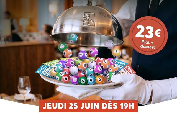 Un serveur en gants blancs pr�sente une assiette de bingo avec boules color�es et cartons bleus, sous une cloche argent�e soulev�e, dans un cadre de restaurant chaleureux. L'�v�nement 