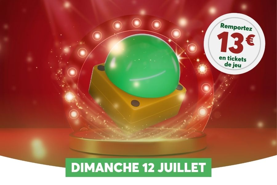Sur un fond rouge vif parsem� de lumi�res scintillantes, un gros buzzer dor� et vert tr�ne au centre, entour� d'anneaux lumineux festifs. Un badge en haut � droite promet � Remportez 13� en tickets de jeu �, et une banni�re verte en bas indique la date : � DIMANCHE 12 JUILLET �.