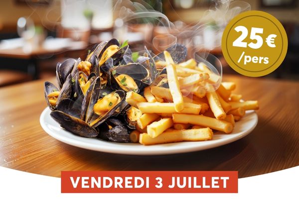 Un plat g�n�reux de moules fumantes et de frites dor�es est pr�sent� sur une table en bois, avec une vapeur qui s'�l�ve encore du met. Une banni�re rouge annonce la soir�e 