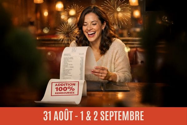 Une femme brune souriant largement est assise � une table de restaurant, tenant un long ticket dont la banni�re rouge annonce � ADDITION 100% REMBOURS�E �. Derri�re elle, des lumi�res floues et des �l�ments scintillants cr�ent une ambiance festive, tandis qu'une barre rouge en bas de l'image pr�cise les dates � 31 AO�T - 1 & 2 SEPTEMBRE �.