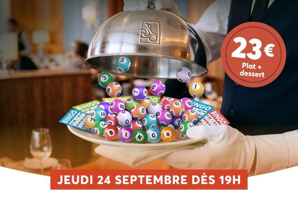 Serveur pr�sentant un bingo gourmand avec boules et cartes de bingo color�es dans un restaurant � plat plus dessert � 23� � jeudi 24 septembre d�s 19h