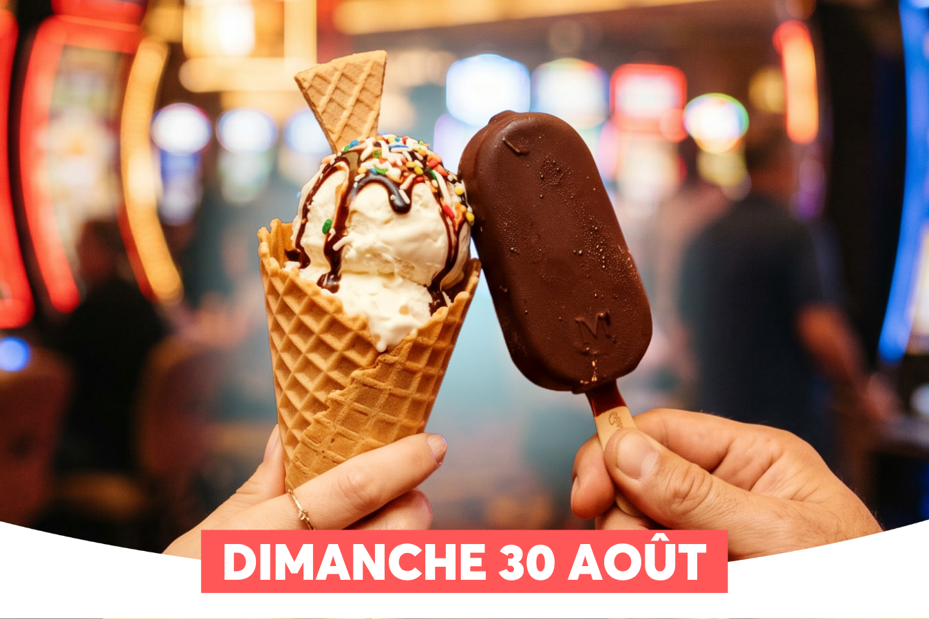 Sur cette image, deux mains tiennent des glaces diff�rentes devant un fond flou et lumineux �voquant un lieu de divertissement comme un casino ou une salle d'arcade : � gauche, un cornet gaufr� � la glace vanille napp� de sirop de chocolat, garni de vermicelles color�s et d'un triangle de gaufre, et � droite, une glace en b�tonnet enrob�e de chocolat arborant un logo � M �. Une banni�re rouge en bas de l'image affiche en lettres blanches � DIMANCHE 23 AO�T �.