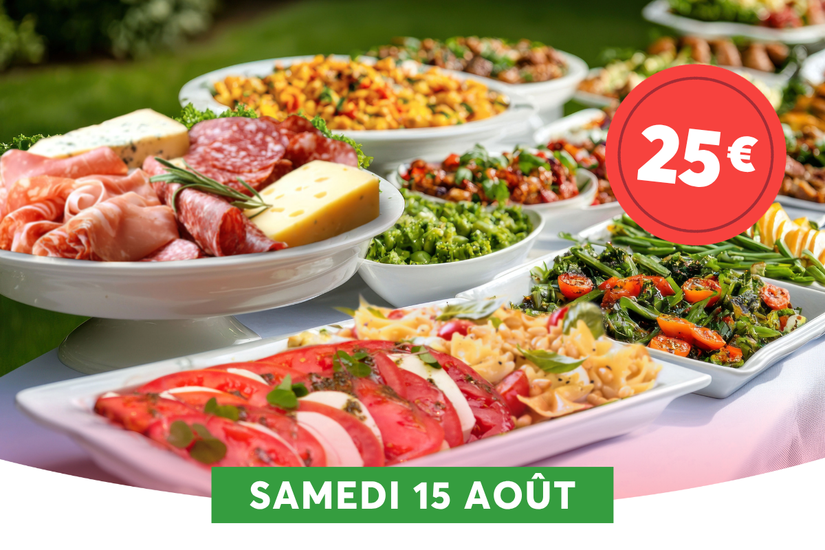 Un buffet d'�t� en ext�rieur pr�sente une salade caprese, une salade de p�tes aux farfalle et pignons, une salade verte, des haricots verts aux tomates, et un plateau � �tages de charcuterie et fromages. Un cercle rouge � 25� � appara�t � droite, et une banni�re verte en bas � gauche annonce � SAMEDI 15 AO�T �.