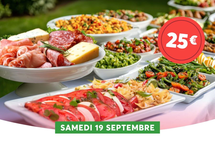 Cette affiche promotionnelle annonce un buffet du march� � 25�, organis� le samedi 19 septembre dans un cadre verdoyant. On y voit un assortiment de plats estivaux � tomates mozzarella au pesto, salade de p�tes, charcuterie, fromages, l�gumes verts et salade de c�r�ales � pr�sent�s sur une table de jardin avec nappe blanche.
