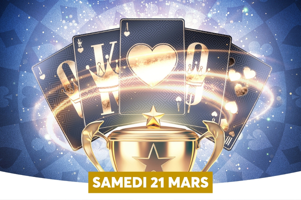 Un troph�e dor� tr�ne au premier plan, �voquant un concours ou tournoi, avec quatre cartes de jeu � l�arri�re-plan (Roi, As, Dame et 10, tous de c�ur) et des faisceaux de lumi�re qui s�en �chappent. Le fond bleu et blanc donne une ambiance festive, et une bandeau indique la date � SAMEDI 21 MARS �.
