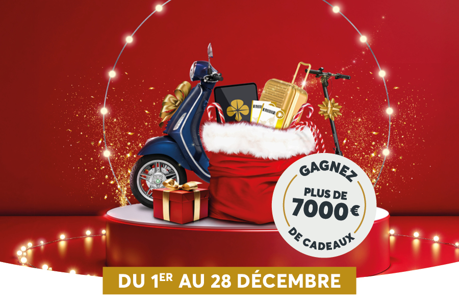 Limage montre un sac rouge garni de cadeaux et dobjets glitter, pos sur une plateforme rouge brillante entoure de lumires festives.  droite, une rondelle blanche affiche le message GAGNEZ PLUS DE 7000 DE CADEAUX avec une allure promo et des bordures dores. En bas, une bande dore indique les dates de lopration: DU 1ER AU 28 DCEMBRE.